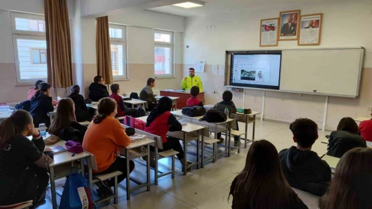 Polisten öğrencilere trafik eğitimi