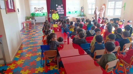 Polisten öğrencilere trafik güvenliği eğitimi