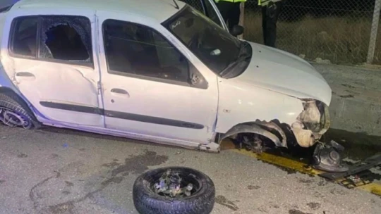 Refüje çarpıp karşı şeride uçan arabadan yara almadan kurtuldu