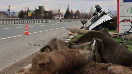 Refüje çıkıp elektrik direğine çarpan araç takla attı: 5 yaralı