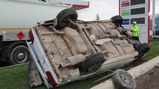 Refüje çıkıp elektrik direğine çarpan araç takla attı: 5 yaralı