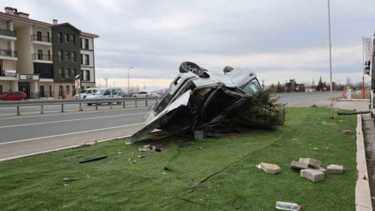 Refüje çıkıp elektrik direğine çarpan araç takla attı: 5 yaralı