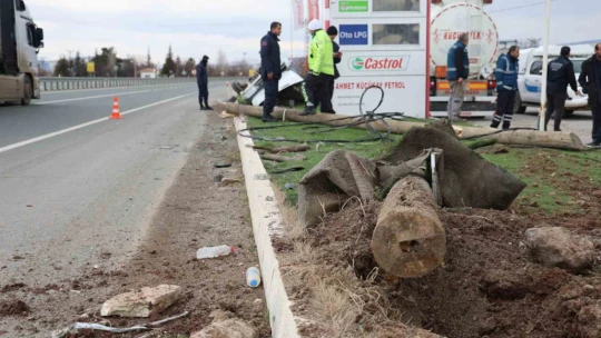 Refüje çıkıp elektrik direğine çarpan araç takla attı: 5 yaralı