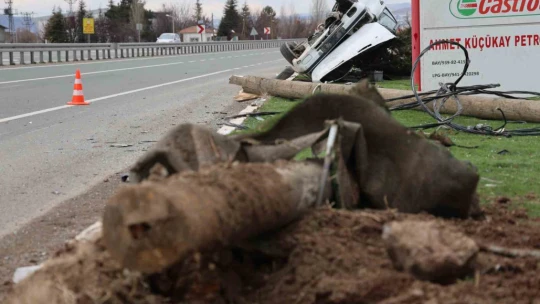 Refüje çıkıp elektrik direğine çarpan araç takla attı: 5 yaralı