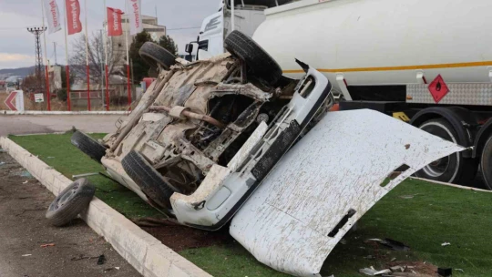 Refüje çıkıp elektrik direğine çarpan araç takla attı: 5 yaralı