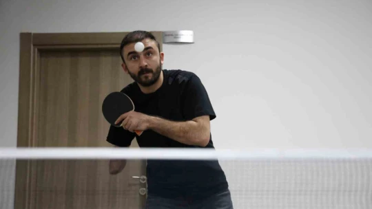 Sağ eli ve sol dizini kaybetti, yaşam sevincini kaybetmedi