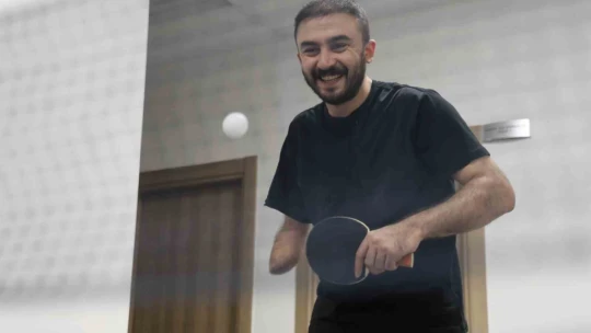 Sağ eli ve sol dizini kaybetti, yaşam sevincini kaybetmedi