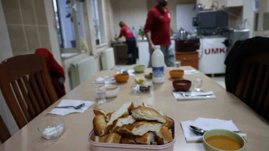 Sağlık çalışanları ilk iftarlarını görev başında yaptı