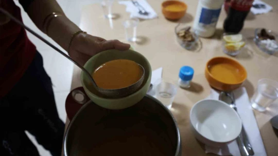 Sağlık çalışanları ilk iftarlarını görev başında yaptı