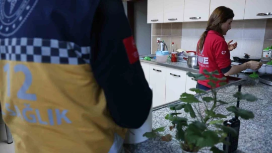 Sağlık çalışanları ilk iftarlarını görev başında yaptı
