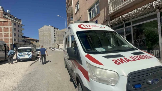 Sağlık ekipleri birinin baygın bulunduğu ihbarına gitti, yaşlı adamın öldüğü ortaya çıktı