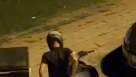 Sakin bir şekilde geldi, motosikleti çalarak kayıplara karıştı