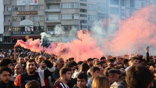 Şampiyonlar Ligi maçını aratmayan atmosfer, binlerce kişi bu maça kilitlendi