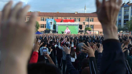 Şampiyonlar Ligi maçını aratmayan atmosfer, binlerce kişi bu maça kilitlendi