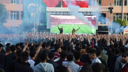 Şampiyonlar Ligi maçını aratmayan atmosfer, binlerce kişi bu maça kilitlendi