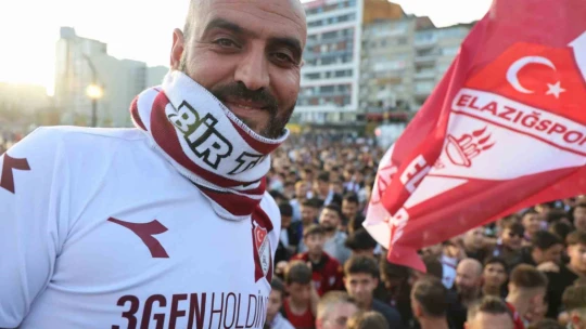 Şampiyonlar Ligi maçını aratmayan atmosfer, binlerce kişi bu maça kilitlendi