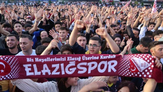 Şampiyonlar Ligi maçını aratmayan atmosfer, binlerce kişi bu maça kilitlendi