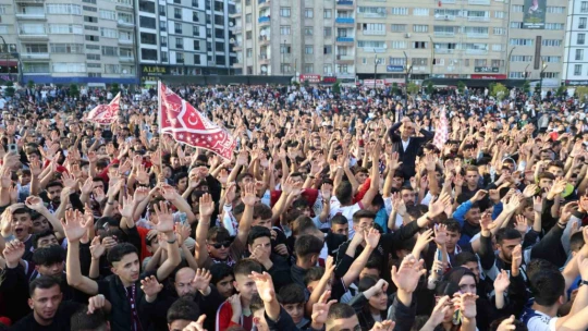 Şampiyonlar Ligi maçını aratmayan atmosfer, binlerce kişi bu maça kilitlendi