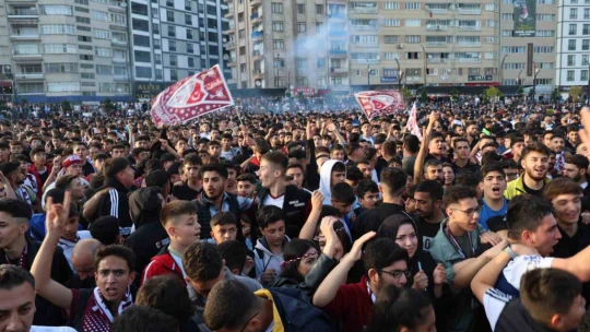 Şampiyonlar Ligi maçını aratmayan atmosfer, binlerce kişi bu maça kilitlendi