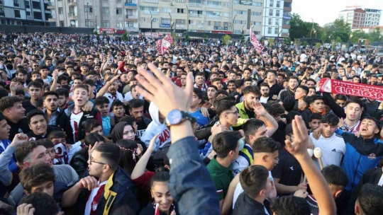 Şampiyonlar Ligi maçını aratmayan atmosfer, binlerce kişi bu maça kilitlendi