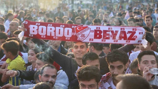 Şampiyonlar Ligi maçını aratmayan atmosfer, binlerce kişi bu maça kilitlendi