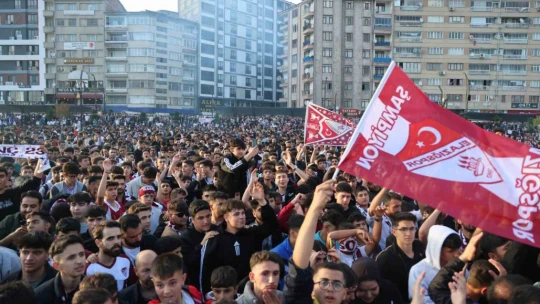 Şampiyonlar Ligi maçını aratmayan atmosfer, binlerce kişi bu maça kilitlendi