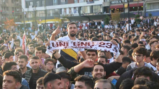 Şampiyonlar Ligi maçını aratmayan atmosfer, binlerce kişi bu maça kilitlendi