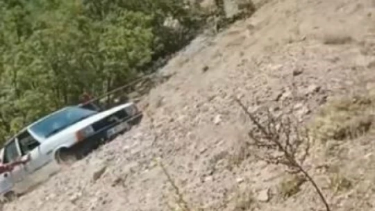 Şarampole uçan otomobil, traktör ile çekilerek çıkarıldı