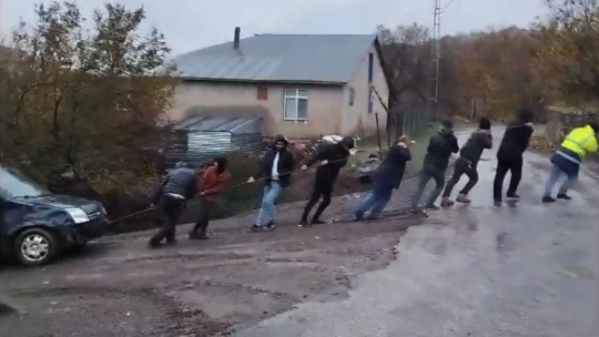 Şarampole yuvarlanan aracı 15 kişi 30 metreden halatla çekti