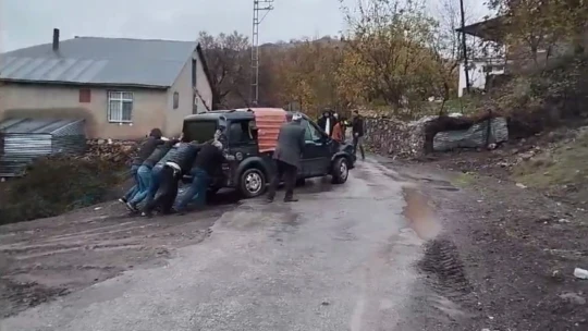 Şarampole yuvarlanan aracı 15 kişi 30 metreden halatla çekti