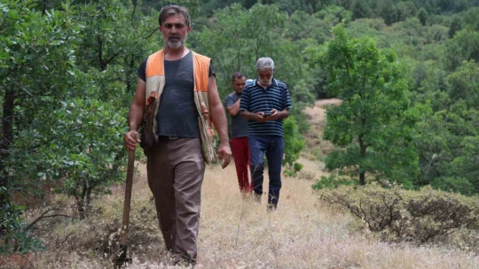 Şehir şehir gezerek köpeğiyle 'kara elmas' arıyor