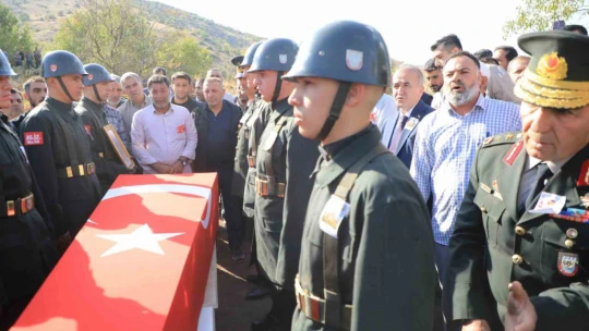 Şehit cenazesine katılan Bakan Yardımcısı Alpay: ''Terörün kökünü kazıdık, kazımaya devam ediyoruz''