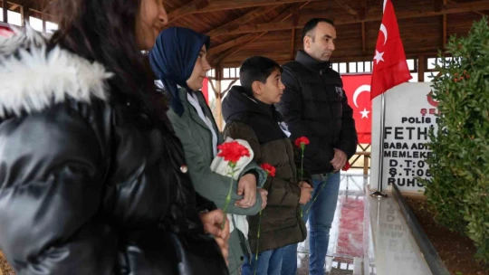 Şehit Fethi Sekin'in balmumu heykeliyle tanışan çocukların dokunaklı selamı