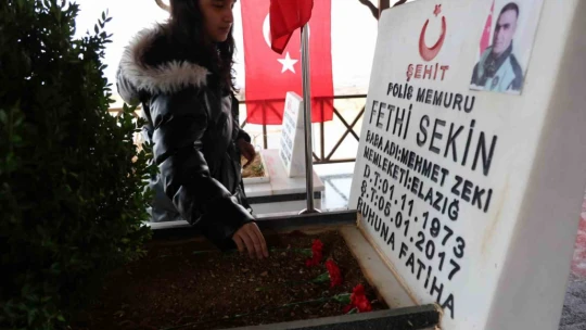 Şehit Fethi Sekin'in balmumu heykeliyle tanışan çocukların dokunaklı selamı