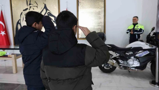 Şehit Fethi Sekin'in balmumu heykeliyle tanışan çocukların dokunaklı selamı