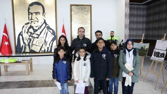 Şehit Fethi Sekin'in balmumu heykeliyle tanışan çocukların dokunaklı selamı