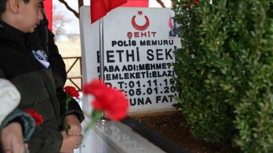 Şehit Fethi Sekin'in balmumu heykeliyle tanışan çocukların dokunaklı selamı