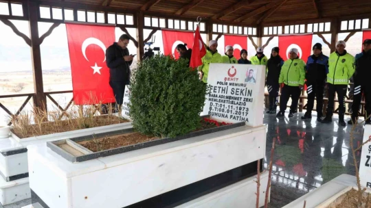 Şehit polis Fethi Sekin kabri başında anıldı