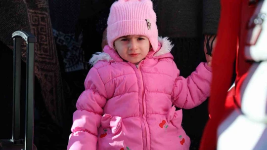 Sevinç ve hüzün gözyaşları bir arada: Ahıska Türkleri yeni yuvalarına uğurlandı