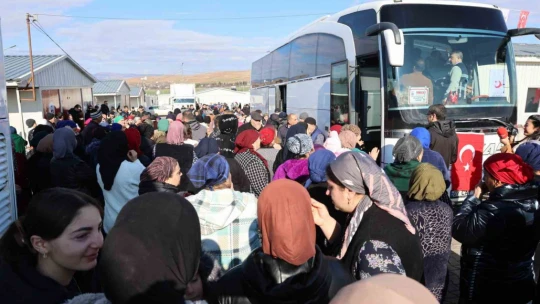 Sevinç ve hüzün gözyaşları bir arada: Ahıska Türkleri yeni yuvalarına uğurlandı