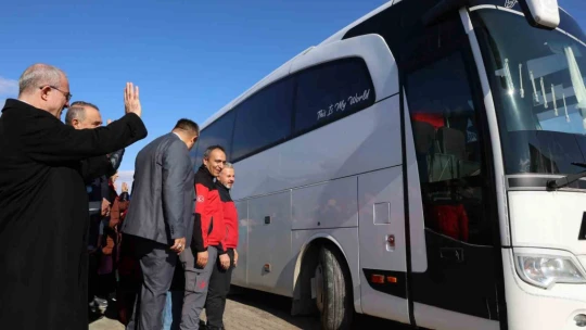 Sevinç ve hüzün gözyaşları bir arada: Ahıska Türkleri yeni yuvalarına uğurlandı