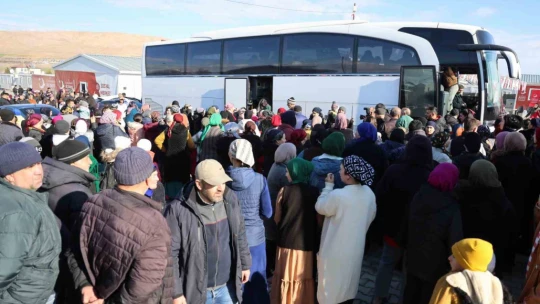 Sevinç ve hüzün gözyaşları bir arada: Ahıska Türkleri yeni yuvalarına uğurlandı