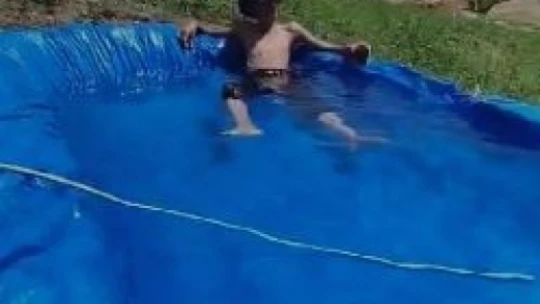 Toprağı kazıp brandadan havuz yaptılar