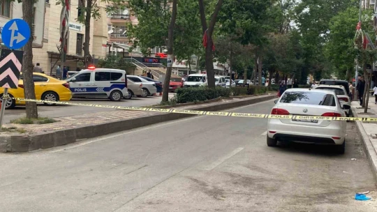 Silahlı kavgada yoldan geçen kadın kurşunların hedefi oldu