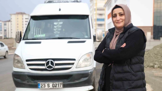 Şoför bulamayınca direksiyona kendisi geçti, erkeklere taş çıkartıyor