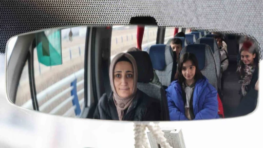 Şoför bulamayınca direksiyona kendisi geçti, erkeklere taş çıkartıyor