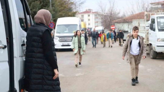 Şoför bulamayınca direksiyona kendisi geçti, erkeklere taş çıkartıyor