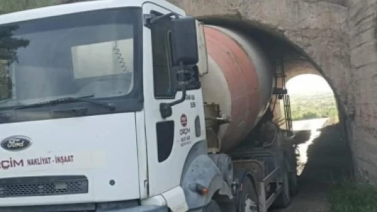 Şoför yüksekliği hesap edemedi, beton mikseri köprüye sıkıştı