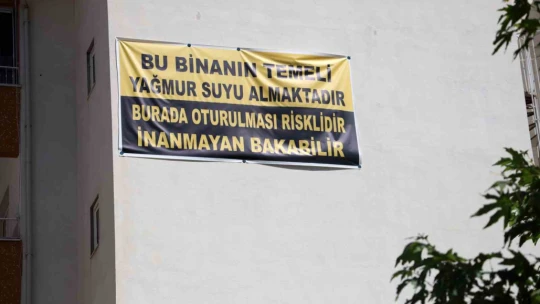 Su alan binada tadilat yapılmayınca pankartla tepki gösterdi