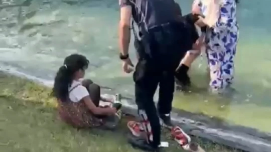 Süs havuzuna düşen 3 çocuk polis ekiplerince kurtarıldı